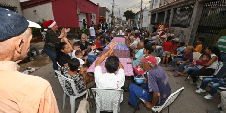 Fundación Dar Más que Recibir realizó cena navideña para más de 100 adultos mayores del comedor de San Blas