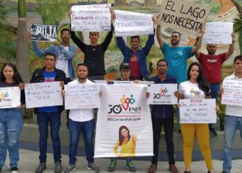Jóvenes conmemoraron Día de la Lucha Contra la Corrupción con un pancartazo