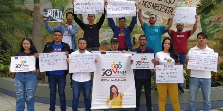 Jóvenes conmemoraron Día de la Lucha Contra la Corrupción con un pancartazo