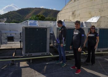 Alcalde Fuenmayor supervisó la incorporación de ocho nuevas unidades de aires acondicionados en el Teatro Municipal de Valencia