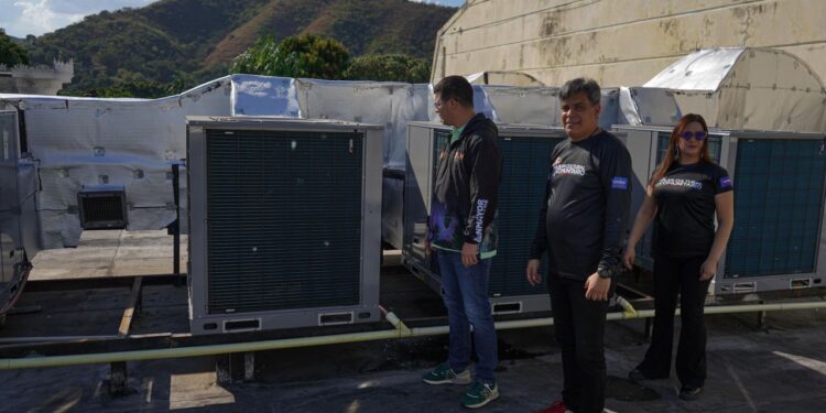 Alcalde Fuenmayor supervisó la incorporación de ocho nuevas unidades de aires acondicionados en el Teatro Municipal de Valencia