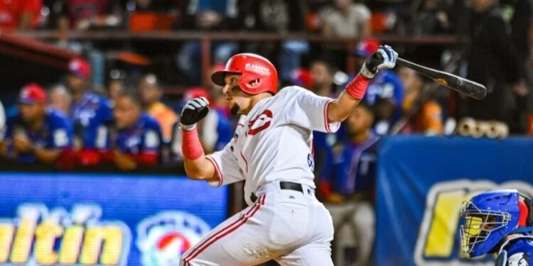 Cardenales evita barrida tras imponerse 6-5 ante Tiburones