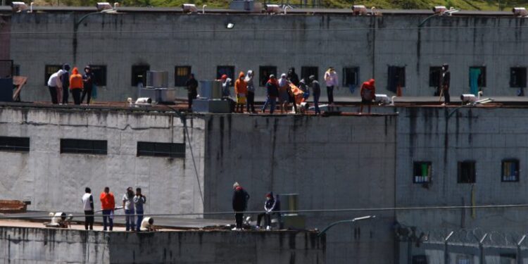Noboa presenta sus cárceles ‘modelo Bukele’ mientras siguen los motines en Ecuador
