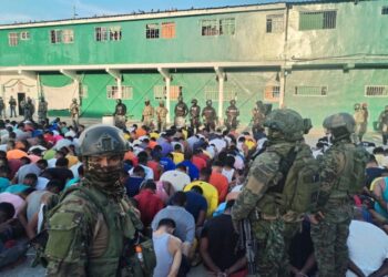 Militares de Ecuador ejecutan operaciones para recuperar el control de las cárceles