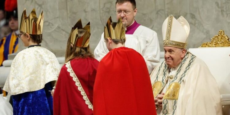 El papa Francisco: «quien lastima a una mujer, profana a Dios»