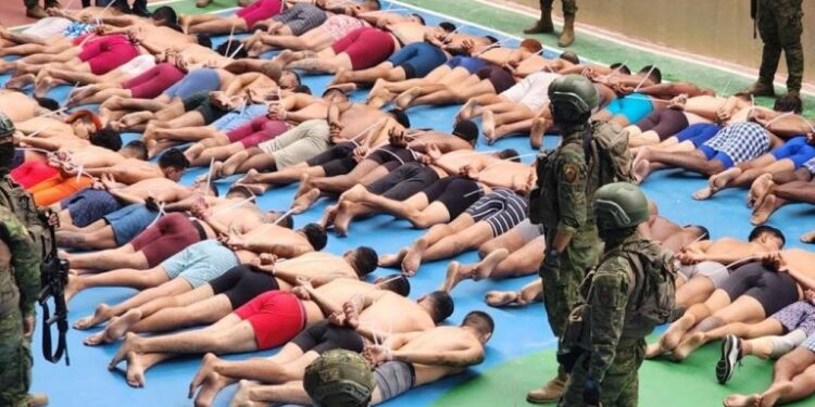 Policías y militares de Ecuador intervienen cárcel de la que se fugó líder criminal ‘Fito’