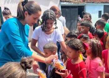 Primera dama de San Diego entregó más de 300 cotillones a niños de la ciudad en Día de Reyes