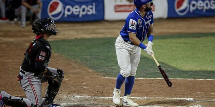 Tiburones venció a Cardenales y domina la serie 2-0 en un juego con trifulca incluida