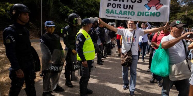 Trabajadores protestan contra los «salarios de hambre» y exigen ingresos «dignos»
