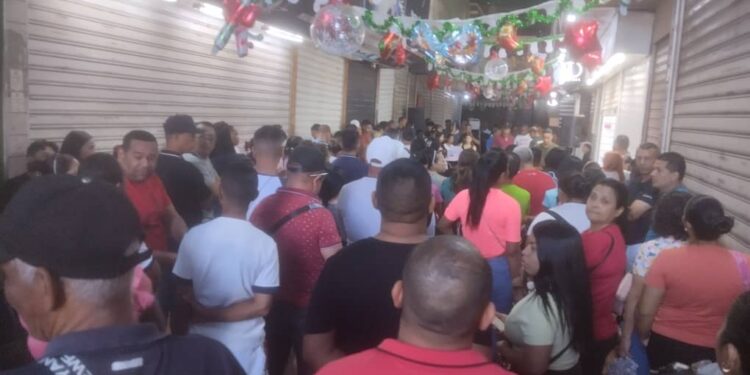 Comerciantes del mercado Los Guajiros de Valencia piden reubicación de buhoneros