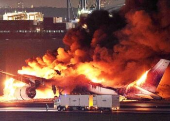 ¿Cómo fue la milagrosa evacuación del avión accidentado en Tokio?