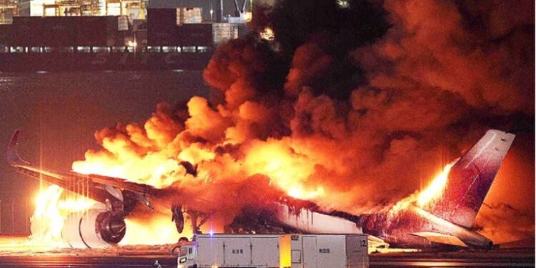 ¿Cómo fue la milagrosa evacuación del avión accidentado en Tokio?