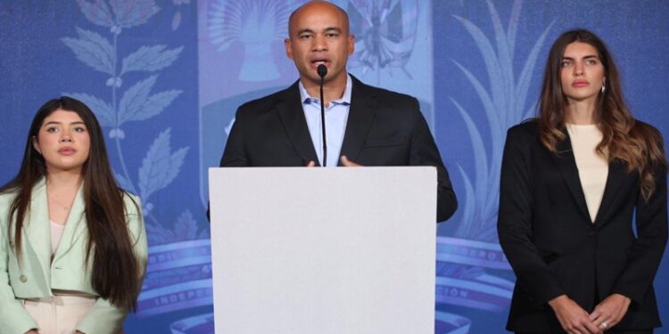 Delegación del Gobierno de Maduro rechaza revertir la inhabilitación de María Corina Machado