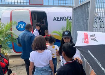 Más de 200 niños vieron aterrizar a los Reyes Magos en el Aeroclub Valencia
