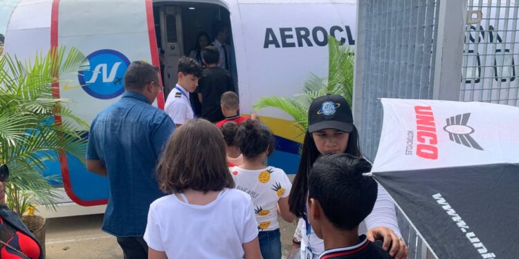 Más de 200 niños vieron aterrizar a los Reyes Magos en el Aeroclub Valencia