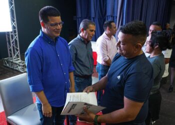 Alcalde Fuenmayor entregó más de 200 licencias de actividades económicas a empresarios en Valencia