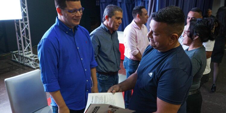 Alcalde Fuenmayor entregó más de 200 licencias de actividades económicas a empresarios en Valencia