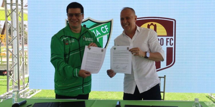 Alcalde Fuenmayor  y Giusseppe Palmisano firmaron convenio entre Valencia CF y Carabobo FC