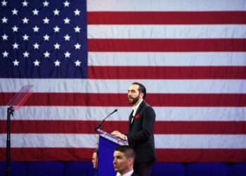 Bukele criticó a la prensa y repitió teorías de la conspiración en EE UU