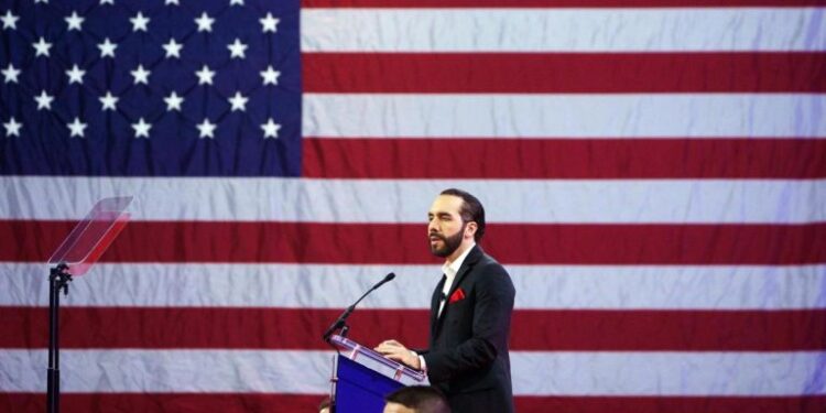 Bukele criticó a la prensa y repitió teorías de la conspiración en EE UU