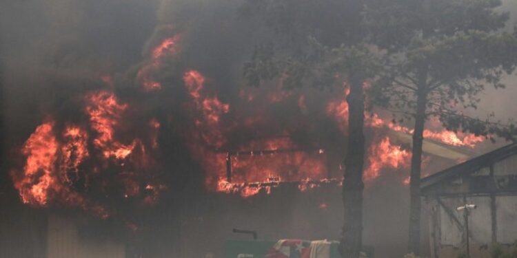 Aumentan a 112 los fallecidos en los devastadores incendios de Valparaíso