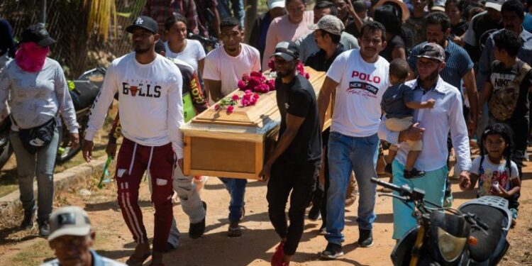 Sobrevivientes insisten en que son más los muertos en la mina Bulla Loca