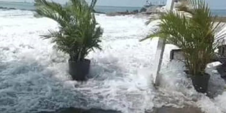 Inameh reitera que se mantiene el fuerte oleaje en las playas este martes de carnaval