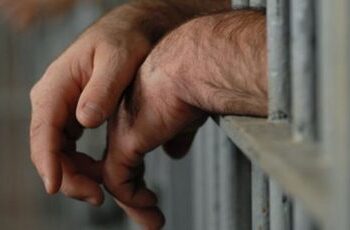 Dictan 30 años de prisión para albañil por abusar sexualmente de su hijo e hijastra