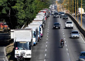 Crisis por gasoil: Hasta cinco días deben esperar conductores para recargar sus vehículos