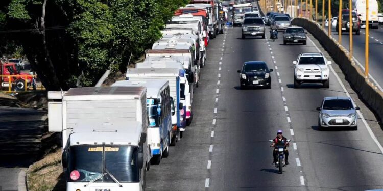 Crisis por gasoil: Hasta cinco días deben esperar conductores para recargar sus vehículos