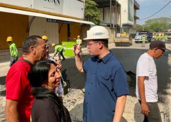 Alcaldía de Valencia ejecuta trabajos de asfaltado en la parroquia Santa Rosa
