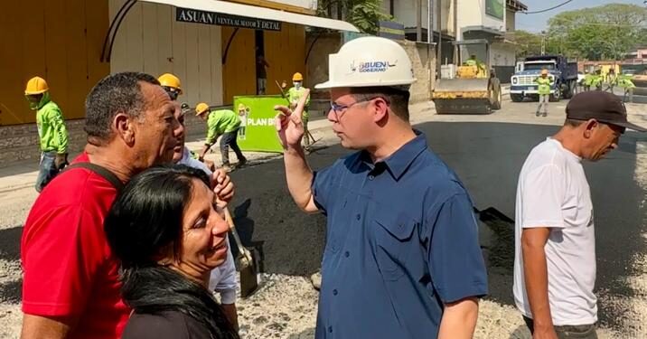 Alcaldía de Valencia ejecuta trabajos de asfaltado en la parroquia Santa Rosa