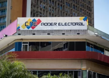 Javier Bertucci y Claudio Fermín también oficializaron sus aspiraciones a la Presidencia