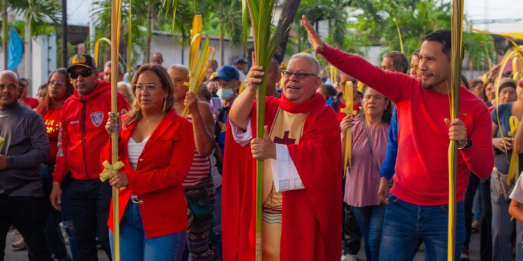 Johan Castañeda celebró junto a fieles guacareños el Domingo de Ramos