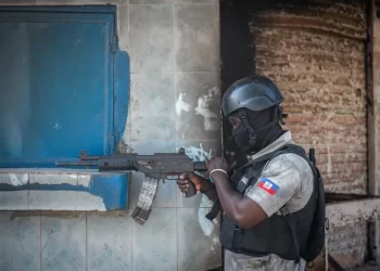 Diplomáticos evacúan Haití y reducen los servicios consulares