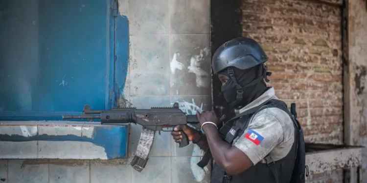 Diplomáticos evacúan Haití y reducen los servicios consulares