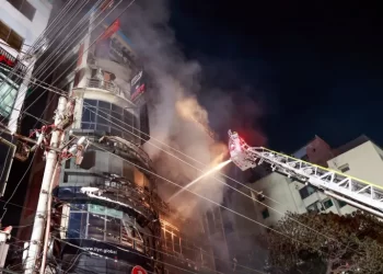 Al menos 43 muertos y 20 heridos deja un incendio en un edificio comercial en Bangladesh