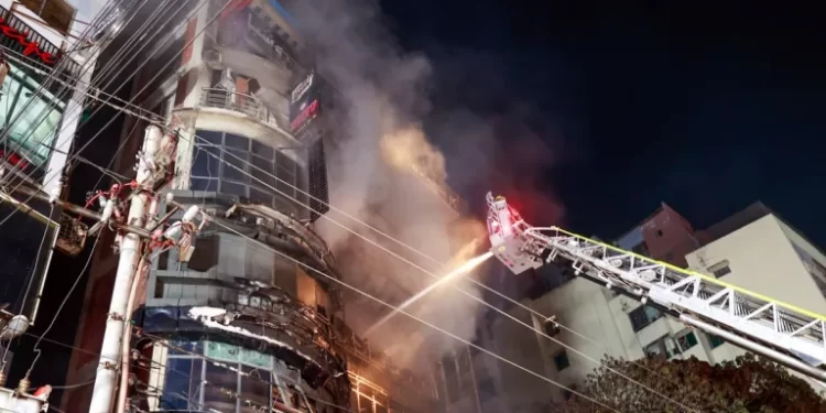 Al menos 43 muertos y 20 heridos deja un incendio en un edificio comercial en Bangladesh