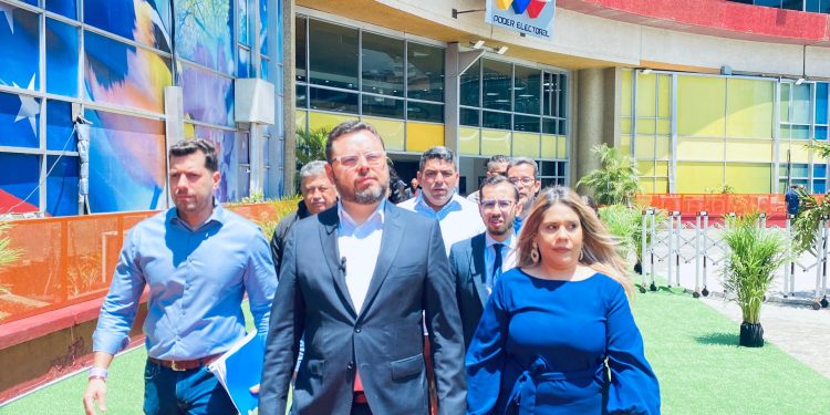 Ecarri tras inscribirse en el CNE: «Produciremos el cambio político más importante de la historia de Venezuela»