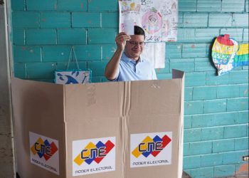 Alcalde Fuenmayor ejerció su derecho al voto en Valencia en apoyo a la Consulta Popular Nacional 2024