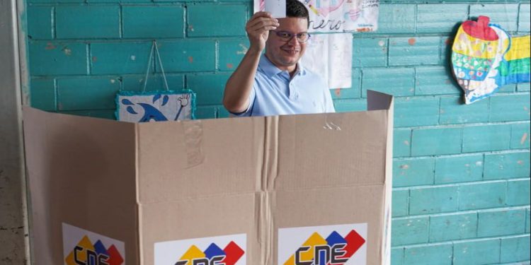 Alcalde Fuenmayor ejerció su derecho al voto en Valencia en apoyo a la Consulta Popular Nacional 2024