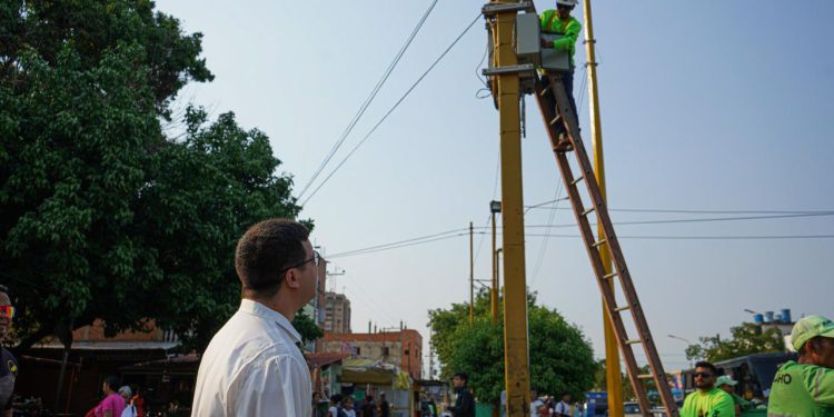 Alcalde Fuenmayor supervisó la instalación de nuevas cámaras de video seguridad en la avenida Las Ferias