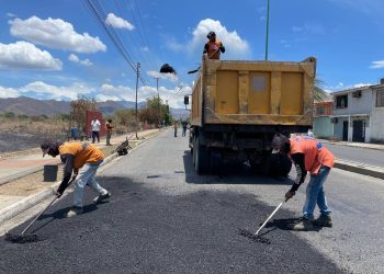 Alcaldía de Los Guayos colocó 100 toneladas de asfalto en tramo principal de Paraparal