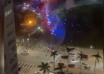 Dos muertos y al menos seis heridos en un tiroteo en un centro comercial de Miami