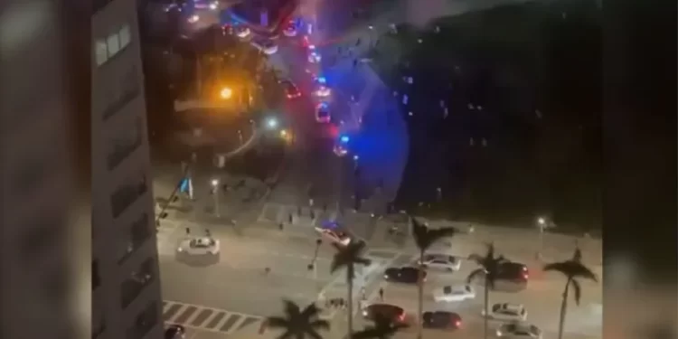 Dos muertos y al menos seis heridos en un tiroteo en un centro comercial de Miami