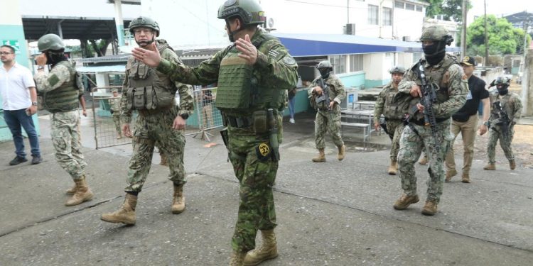 Asesinan al director de una cárcel durante la jornada de votación de referéndum en Ecuador