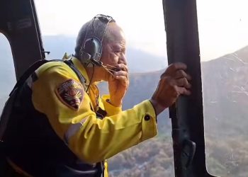 Bomberos combaten incendios forestales en Carabobo con ayuda de helicópteros