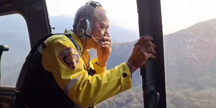 Bomberos combaten incendios forestales en Carabobo con ayuda de helicópteros