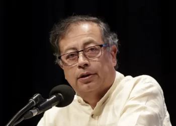 Petro califica la inhabilitación de María Corina Machado como un golpe antidemocrático