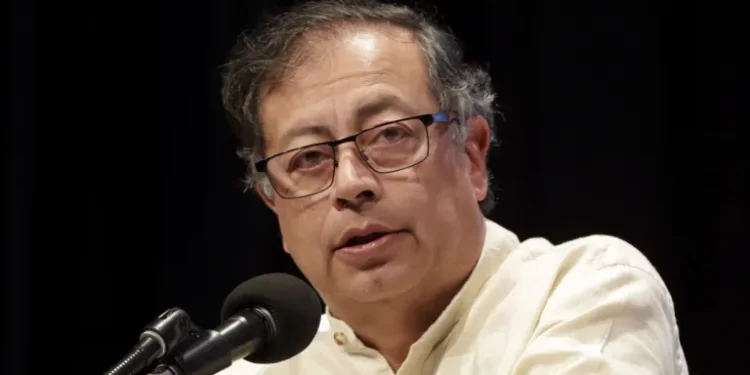 Petro califica la inhabilitación de María Corina Machado como un golpe antidemocrático